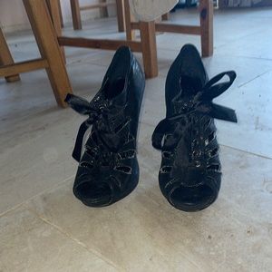 Size 7 black shine with black bow 4in heel